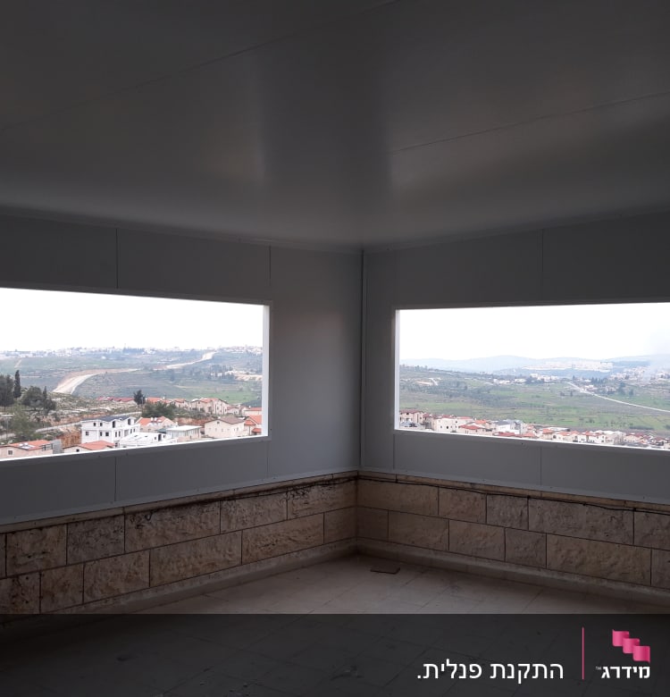 חלונות אלומיניום גדולים עם נוף חיצוני